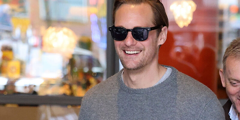 Photos: April 04 – Leaving his hotel in London